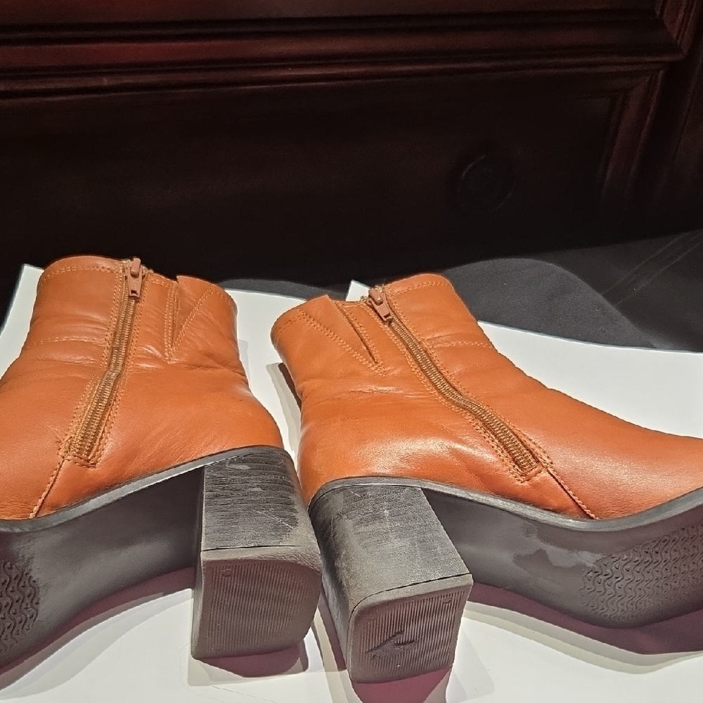 BASS PACIFIC II ~ Women's Cognac Leather Block Heel Ankle Booties - Picture 8 of 8